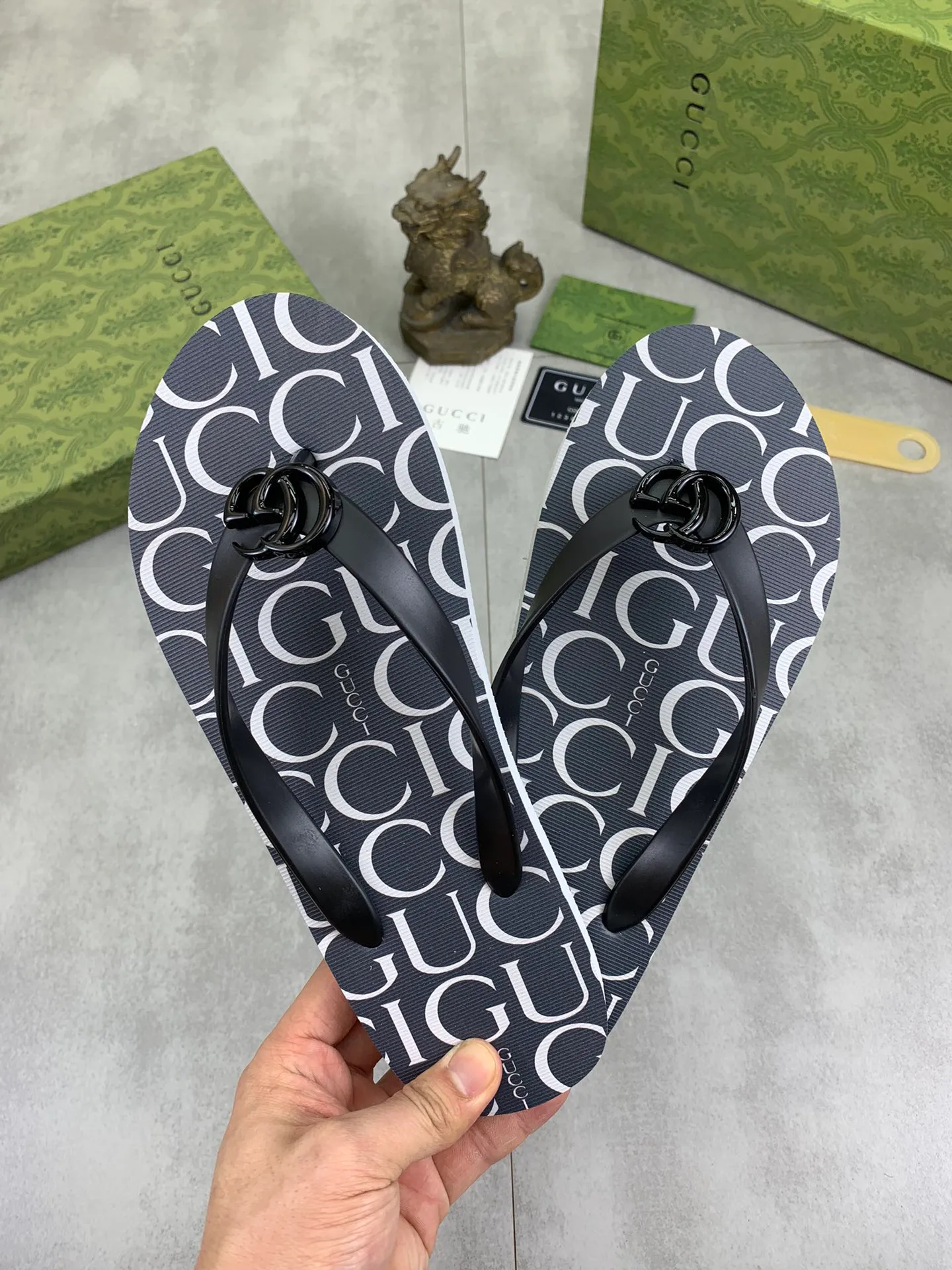 Men's men's shoes 💰P220💰【New style】🆘【GUCCI】Official website's popular Gucci adult couple 🧑‍🤝‍🧑 style, children's flip-flops are on sale at the counter simultaneously! Original fabric imported from Italy. Original bottom provided by the original factory. Size: Adult 36-45. Children’s size: 30-37. Multiple colors available.